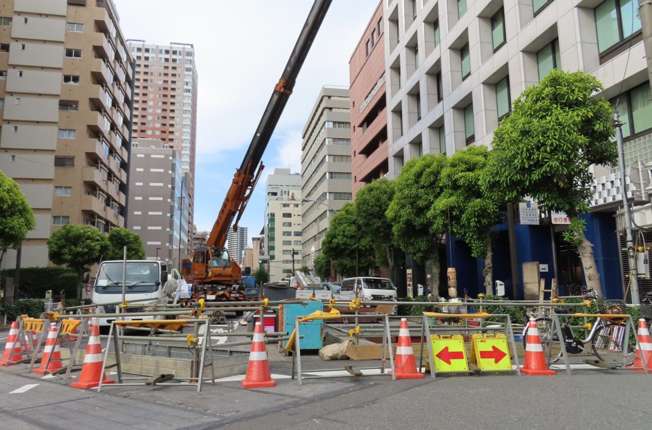 道路工事とクレーン車